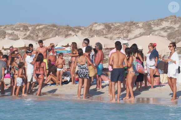 Ronaldo entouré de ses fans sur la plage de Formentera sous les yeux de sa belle fiancée Paula Morais, le 21 août 2014