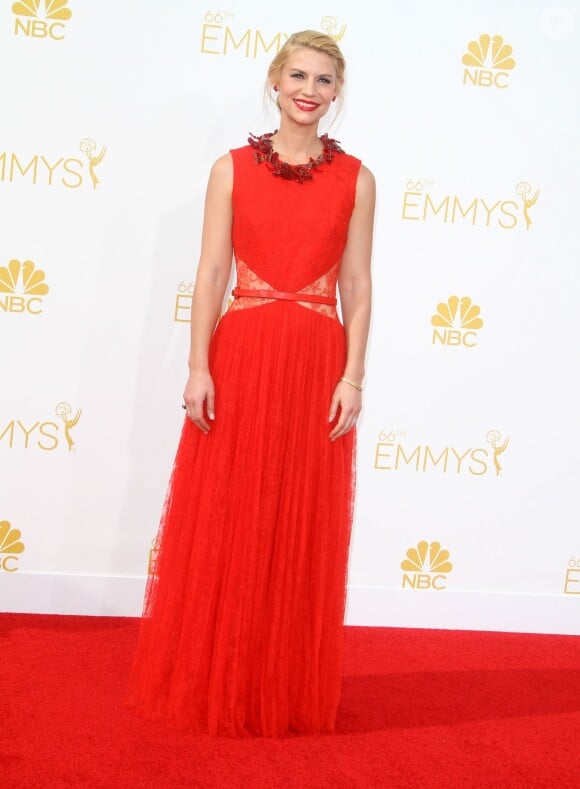 Claire Danes assiste à la 66ème édition des Emmy Awards au Nokia Theatre, habillée d'une robe rouge Givenchy. Los Angeles, le 25 août 2014.