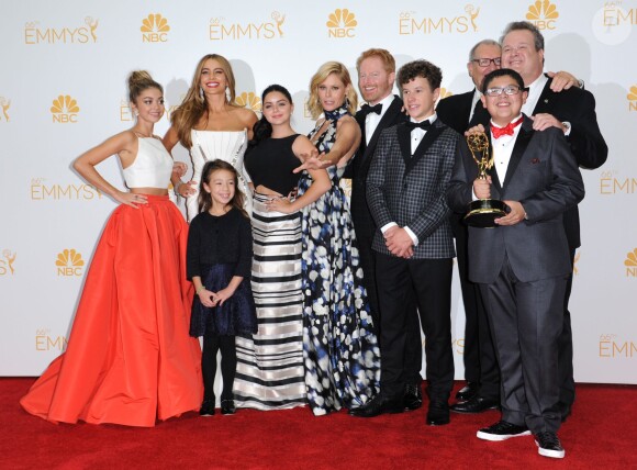 Sarah Hyland, Sofia Vergara et les stars de la série Modern Family posent dans la press room du Nokia Theater lors des Emmy Awards avec une de leurs deux récompenses. Los Angeles, le 25 août 2014.