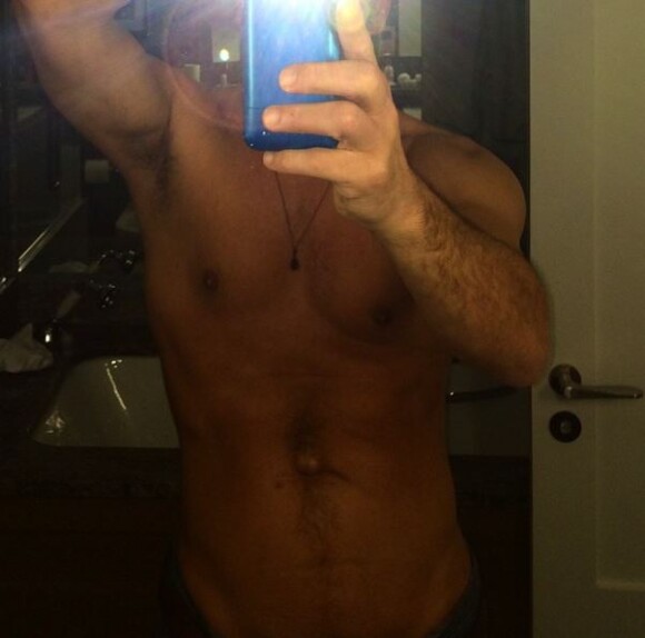 John Stamos pose torse nu sur Instagram, le 25 août 2014.