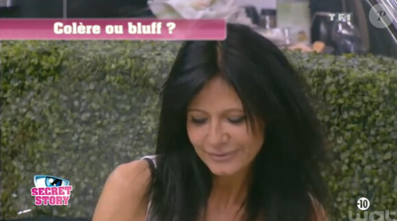 Vivian est très en colère contre Nathalie et ne le lui cache pas. "Secret Story 8" sur TF1. Août 2014.