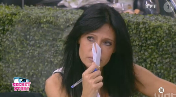 Vivian est en colère contre Nathalie et ne le lui cache pas. "Secret Story 8" sur TF1. Août 2014.