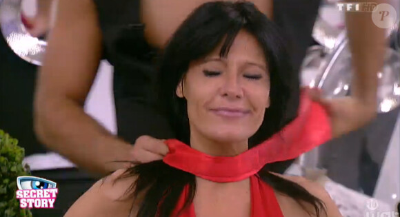 Nathalie a le droit à un striptease d'Aymeric - "Secret Story 8" sur TF1. Episode du 25 août 2014.