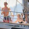 Exclusif - Poppy Delevingne, son mari James Cook et des amis profitent de leurs vacances sur un bateau à Ibiza. Le 11 août 2014.