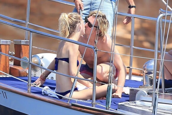 Exclusif - Poppy Delevingne, son mari James Cook et des amis profitent de leurs vacances sur un bateau à Ibiza. Le 11 août 2014.