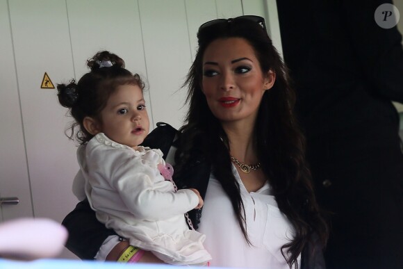 Emilie Nef Naf avec sa fille Maëlla lors du match entre le PSG et Reims au Parc des Princes à Paris, le 5 avril 2014