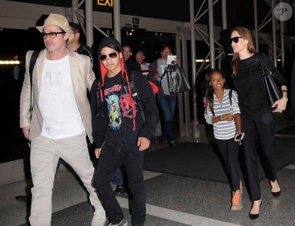 Brad Pitt et Angelina Jolie prennent un avion avec leurs enfants Maddox et Zahara à l'aéroport de LAX à Los Angeles.