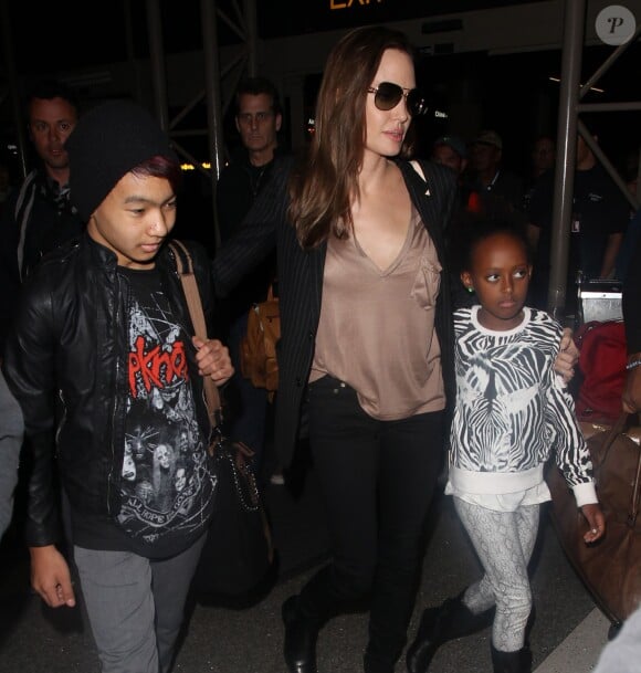 Angelina Jolie avec Maddox et Zahara à Los Angeles, le 25 mars 2014.
