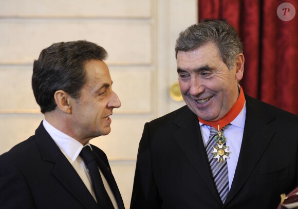 Nicolas Sarkozy fait Eddy Merckx 'Commandeur de la Légion d'Honneur' au palais de l'Elysée à Paris, le 15 décembre 2011