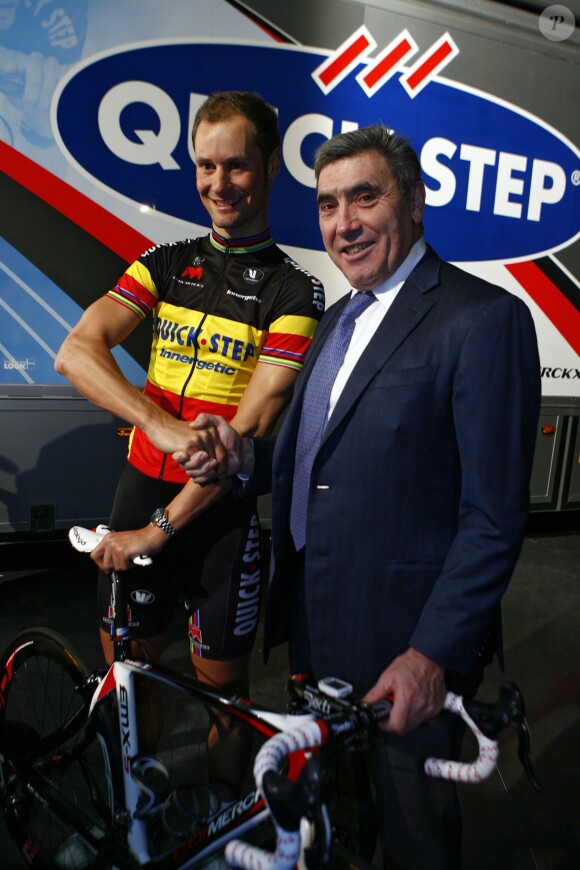 Tom Boonen et Eddy Merckx lors de la présentation de l'équipe Quick Step à Courtrai en Belgique le 22 janvier 2010