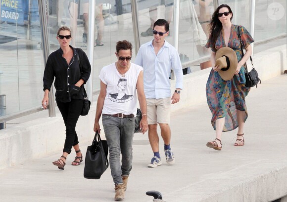 Kate Moss, Jamie Hince et Liv Tyler en vacances à Formentera, en Espagne. Le 19 août 2014.