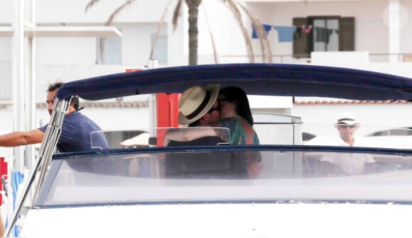 Liv Tyler et son compagnon Dave Gardner en vacances à Formentera, le 19 août 2014.