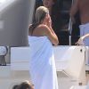 Kate Moss, sa fille Lila Grace Moss et des amis profitent d'une journée ensoleillée sur un bateau. Formentera, le 22 août 2014.