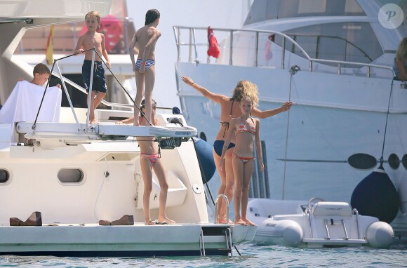 Kate Moss, sa fille Lila Grace Moss et des amis profitent de leurs vacances sur un bateau. Formentera, le 22 août 2014.