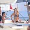 Kate Moss, sa fille Lila Grace Moss et des amis profitent d'une journée ensoleillée sur un bateau. Formentera, le 22 août 2014.