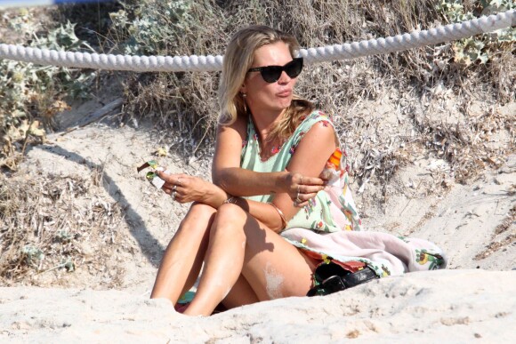 Kate Moss sur une plage de Formentera, en Espagne, le 20 août 2014.