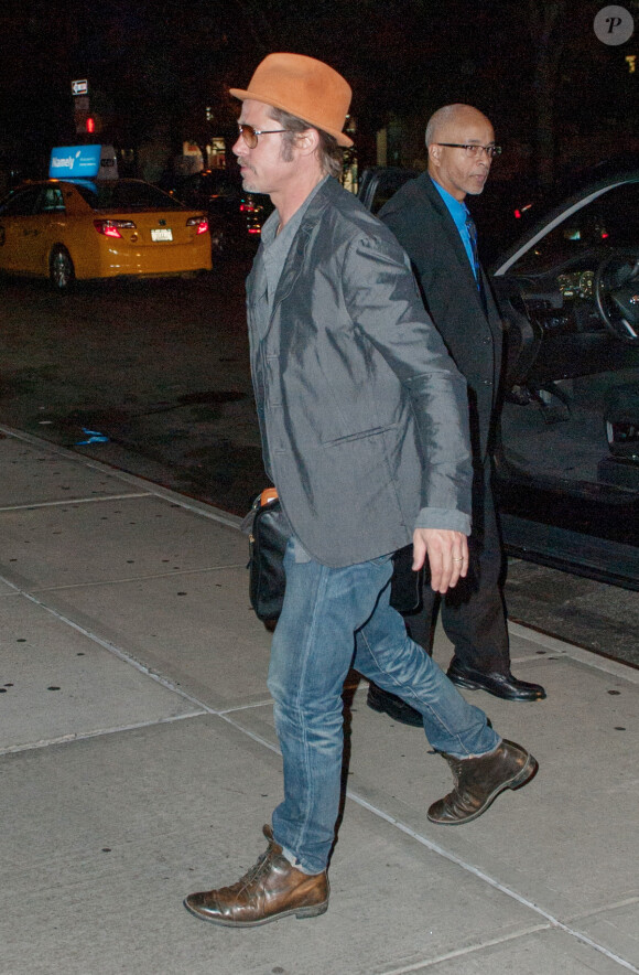 Brad Pitt, porte fièrement son anneau de mariage, dans les rues de New York, le 30 aout 2014.