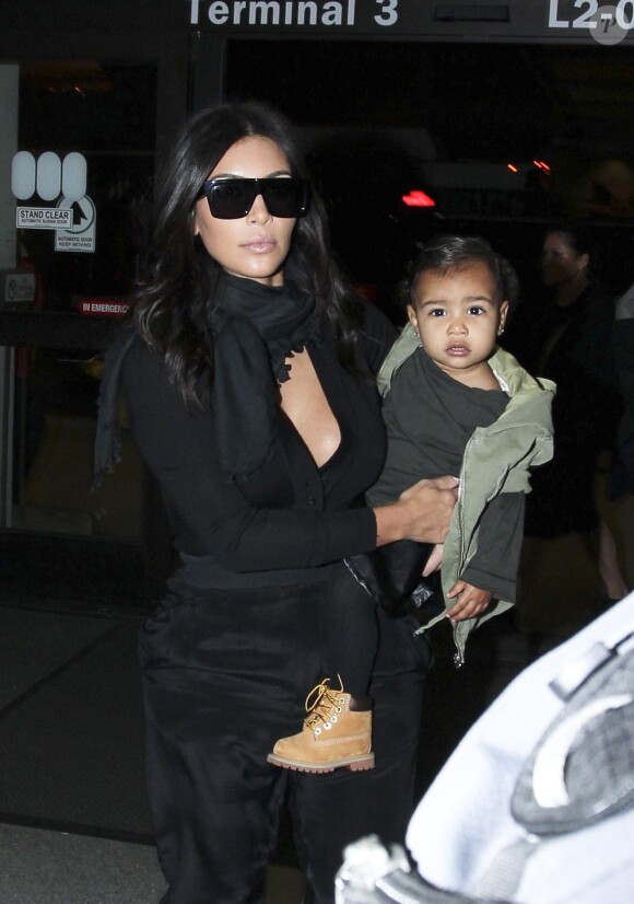 Kim Kardashian et sa fille de 13 mois North à l'aéroport Lax de Los Angeles, le samedi 30 août 2014.