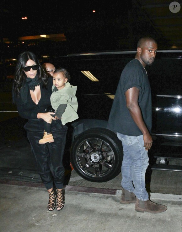 Kim Kardashian, Kanye West, et leur petite North à l'aéroport Lax de Los Angeles, le samedi 30 août 2014.