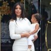 Kim Kardashian à la sortie de l'hôtel "Peninsula Beverly Hills" avec sa fille North à Beverly Hills, le 25 août 2014. 