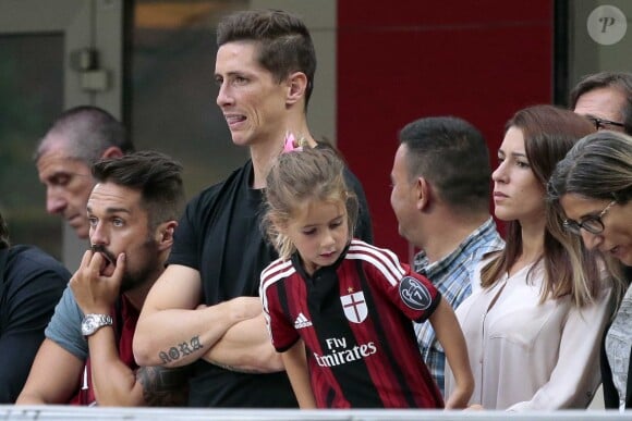 Fernando Torres avec son épouse Olalla Dominguez et leurs enfants Leo et Nora à San Siro le 31 août 2014.