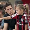 Fernando Torres, nouveau joueur du Milan AC, avec son épouse Olalla Dominguez et leurs enfants Leo et Nora à San Siro le 31 août 2014.