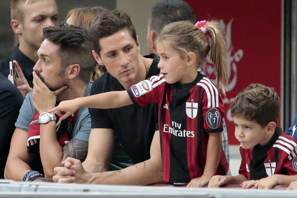Fernando Torres, nouveau joueur du Milan AC, avec son épouse Olalla Dominguez et leurs enfants Leo et Nora à San Siro le 31 août 2014.