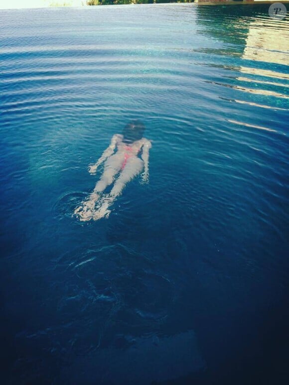 La sexy Zahia Dehar partage de sexy photos souvenir de ses vacances. Août 2014.