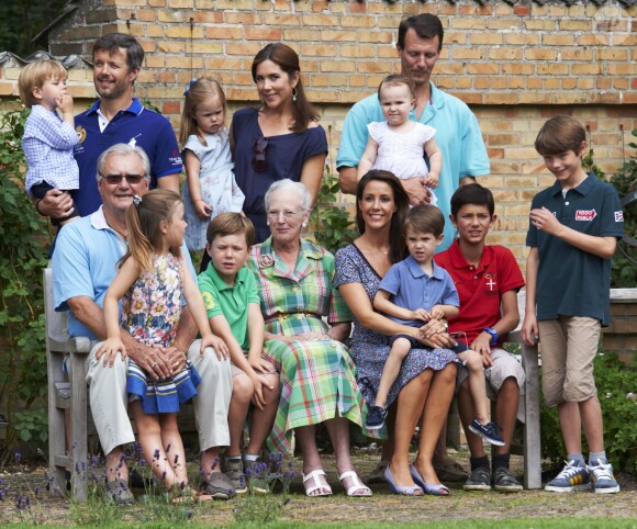 La famille royale de Danemark à Grasten le 25 juillet 2013 lors de la séance photo d'été.