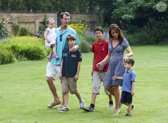 Le prince Joachim, la princesse Marie, et leurs enfants la princesse Athena, le prince Felix, le prince Nikolai et le prince Henrik de Danemark à Grasten en juillet 2013