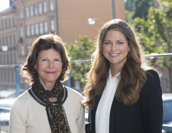 La reine Silvia de Suède et la princesse Madeleine en visite au bureau des droits de l'enfance d'Ersta, le 2 septembre 2014