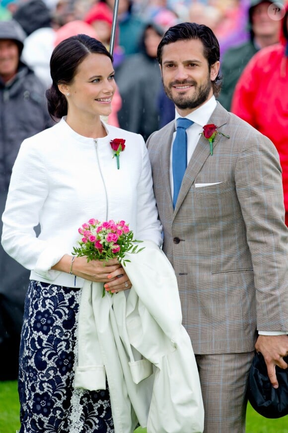 Le prince Carl Philip de Suède et sa fiancée Sofia Hellqvist à Borgholm le 14 juillet 2014 pour les festivités du 37e anniversaire de la princesse Victoria.