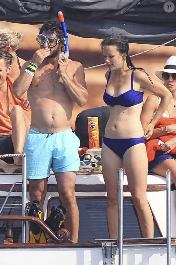 Le prince Carl Philip de Suède et sa fiancée Sofia Hellqvist en vacances en Méditerranée, le 28 juillet 2014.