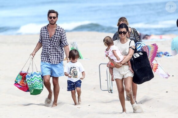 Scott Disick, Kourtney Kardashian et leurs deux enfants Penelope et Mason à la plage, dans les Hamptons. Le 18 juin 2014.