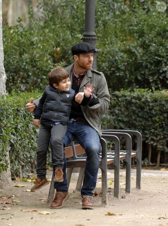 Xabi Alonso fêtait ses 31 ans avec son fils Jontxu le 25 novembre 2012 dans les rues de Madrid