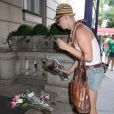 Des fans laissent des fleurs et des messages devant l'immeuble de Melissa Rivers à New York, le 4 septembre 2014