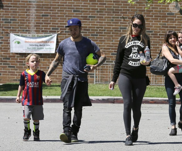 Pete Wentz, sa petite amie Meagan Camper enceinte et son fils Bronx passent l'après-midi au parc avec des amis à Los Angeles, le 30 mars 2014.