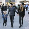 Pete Wentz, accompagné de sa petite amie Meagan Camper, emmène son fils Bronx faire du shopping pour Noël à Los Angeles, le 9 décembre 2013. 