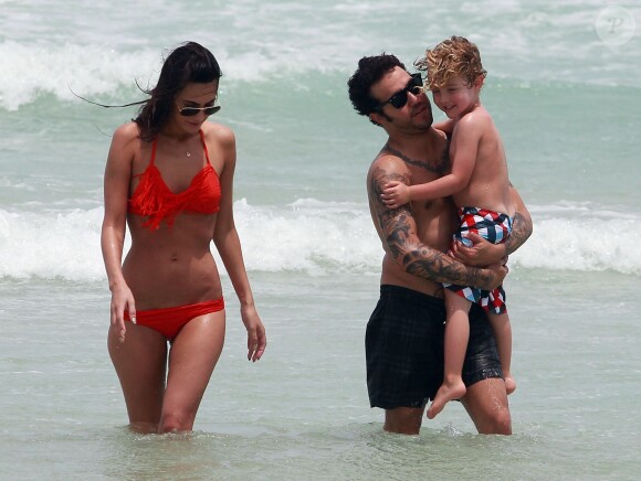 Exclusif - Pete Wentz profite d'une belle journée ensoleillée avec son fils Bronx et sa petite amie Meagan Camperen sur une plage à Miami, le 6 juin 2013.