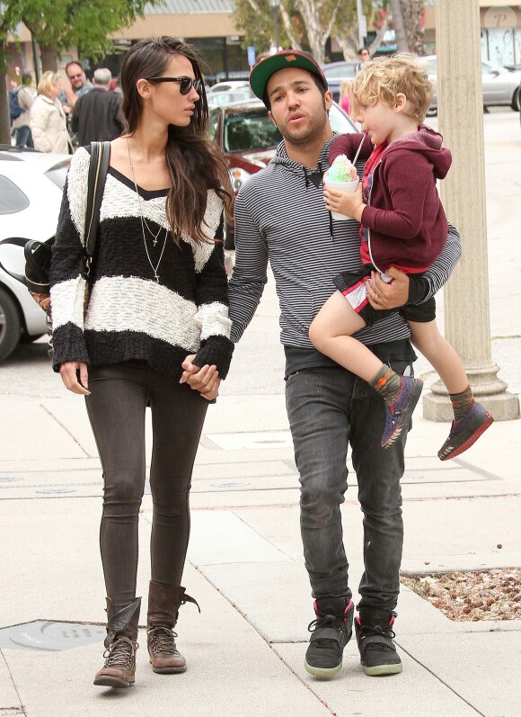 Pete Wentz, sa petite amie Meagan Camper et son fils Bronx au Farmer's Market à Studio City, le 5 mai 2013. 