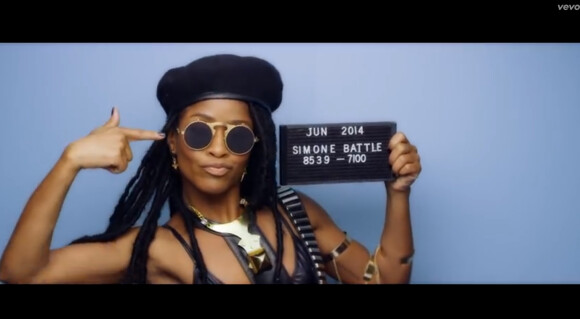 Simone Battle dans le clip "Ugly Heart" de G.R.L. juillet 2014.