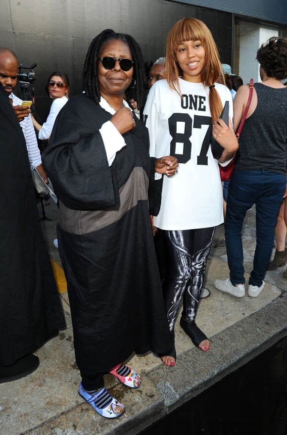 Whoopi Goldberg et sa fille Alex Martin lors du défilé Diane von Fürstenberg aux Spring Studios. New York, le 7 septembre 2014.
