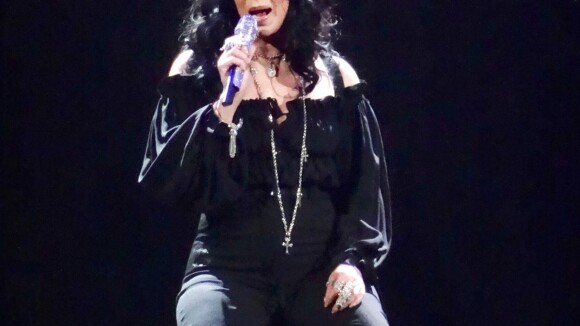 Cher, malade : La chanteuse reporte les concerts de son ''Dressed to Kill Tour''