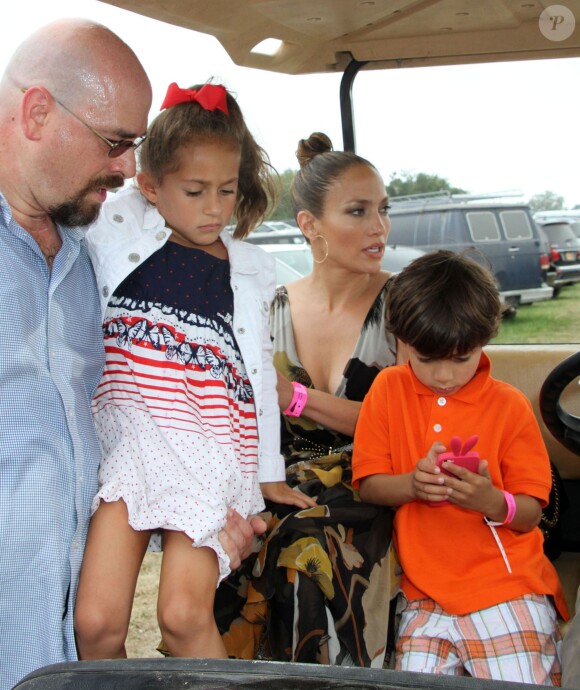 Jennifer Lopez et ses enfants Max et Emme montent à bord d'une voiture de golf pour se rendre au 39ème "Classic Horse Show" à Bridgehampton, le 31 août 2014. 