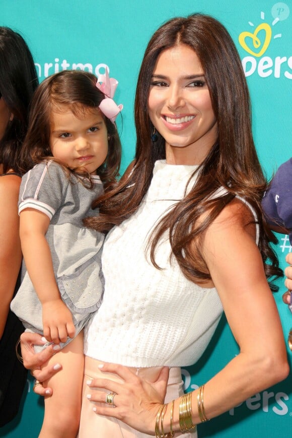 La sublime Roselyn Sanchez, accompagnée de sa fille Sebella, a participé au lancement de la campagne Celebrate Pampers BabyGotMoves au centre commercial The Grove à West Hollywood, Los Angeles, le 9 septembre 2014