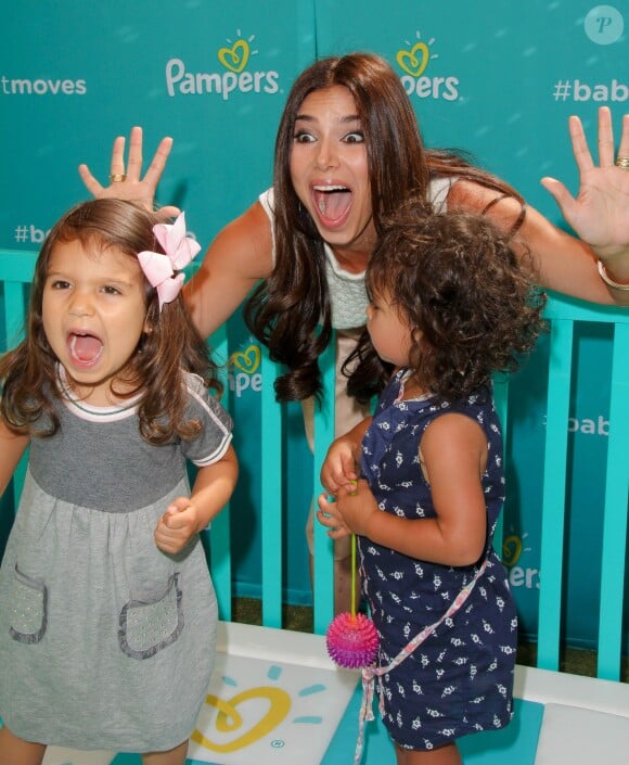 Roselyn Sanchez, accompagnée de sa fille Sebella, a participé au lancement de la campagne Celebrate Pampers BabyGotMoves au centre commercial The Grove à West Hollywood, Los Angeles, le 9 septembre 2014