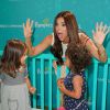 L'actrice américaine Roselyn Sanchez, accompagnée de sa fille Sebella, a participé au lancement de la campagne Celebrate Pampers BabyGotMoves au centre commercial The Grove à West Hollywood, Los Angeles, le 9 septembre 2014