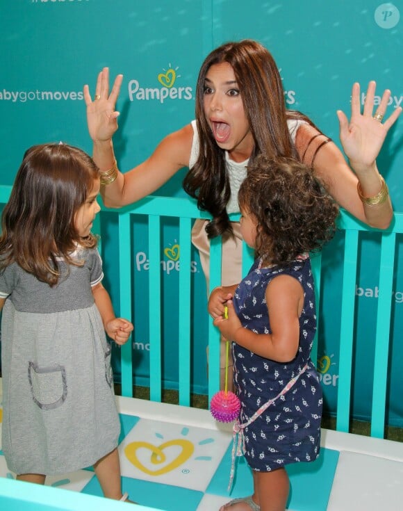L'actrice américaine Roselyn Sanchez, accompagnée de sa fille Sebella, a participé au lancement de la campagne Celebrate Pampers BabyGotMoves au centre commercial The Grove à West Hollywood, Los Angeles, le 9 septembre 2014