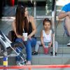 Roselyn Sanchez et sa fille Sebella au Farmers Market de Studio City, Los Angeles, le 7 septembre 2014