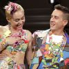 Miley Cyrus et Jeremy Scott assurent le final du défilé du créateur lors de la Fashion Week de New York. Le 10 septembre 2014.